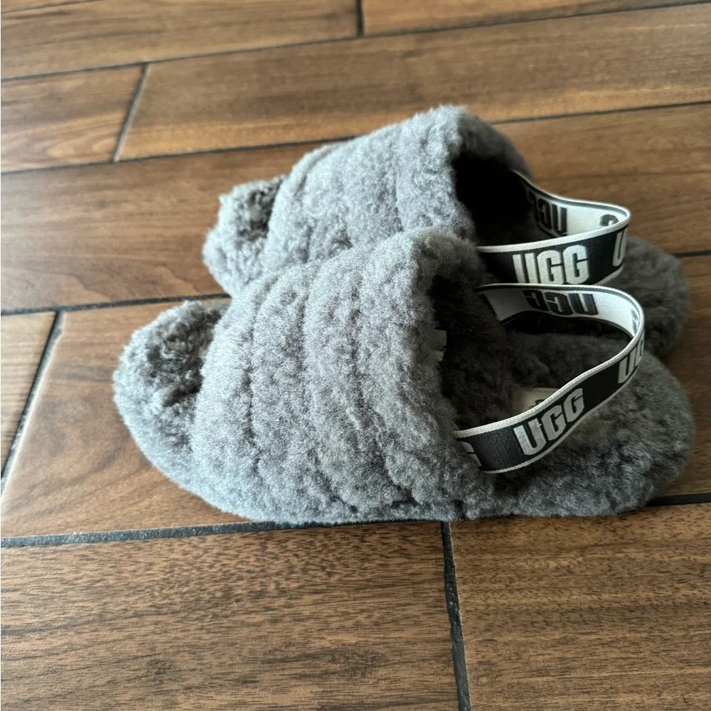 UGG Fluff fury slipper Sandals Grey size youth 4
